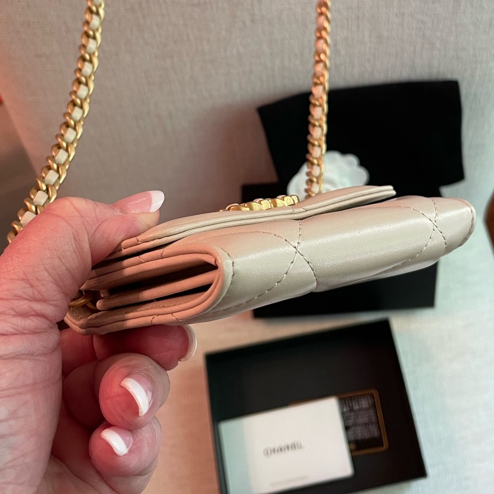 ❌❌❌SOLD❌❌❌CHANEL 19 Authentic Cardholder On Chain - Picture 12 of 16